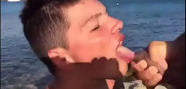  Novinho mamando e tomando leitinho a beira-mar